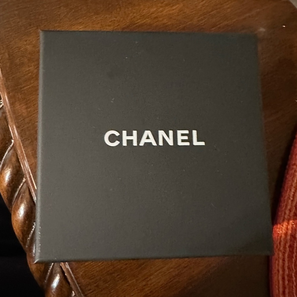 Vintage Chanel Clip On Earrings - Picture 4 of 6